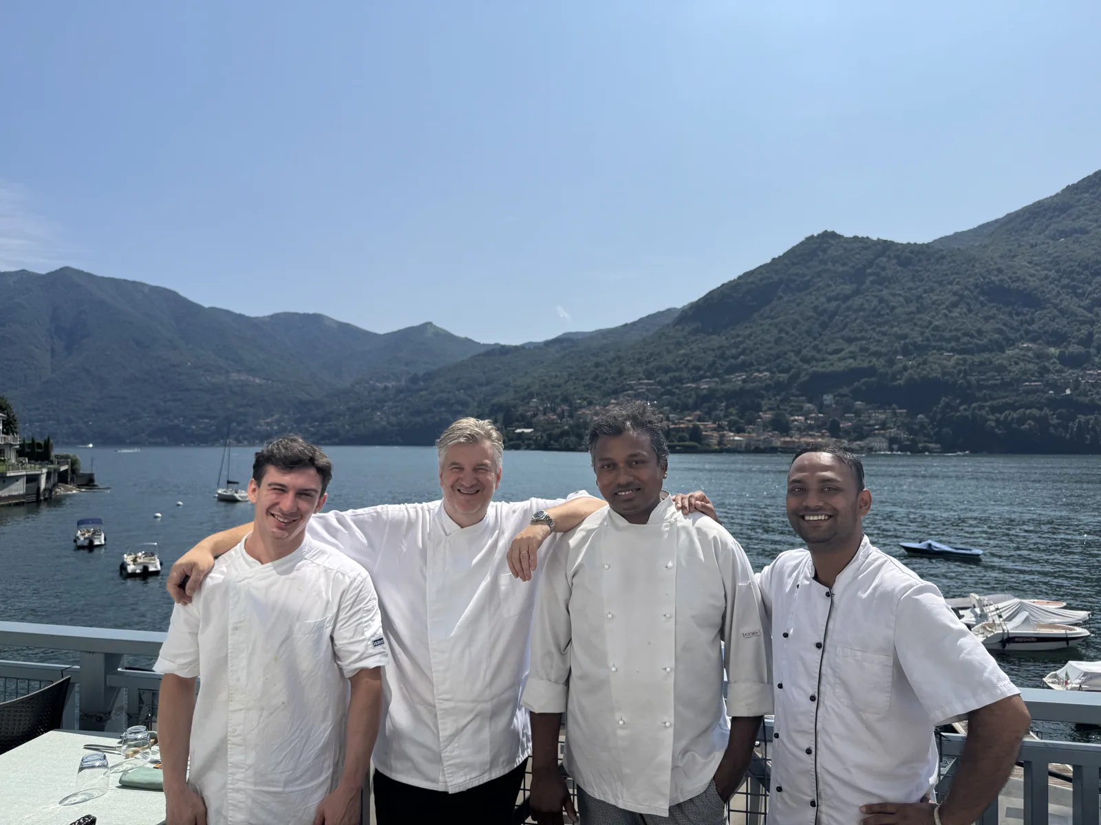 La brigata di cucina della Baia di Moltrasio sulla terrazza, con il lago alle spalle