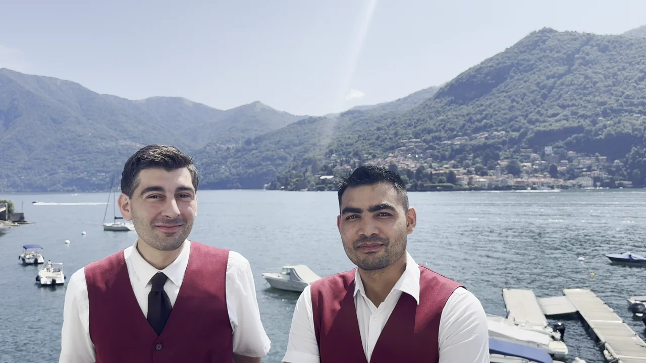 Il team di sala della Baia di Moltrasio sulla terrazza sul lago